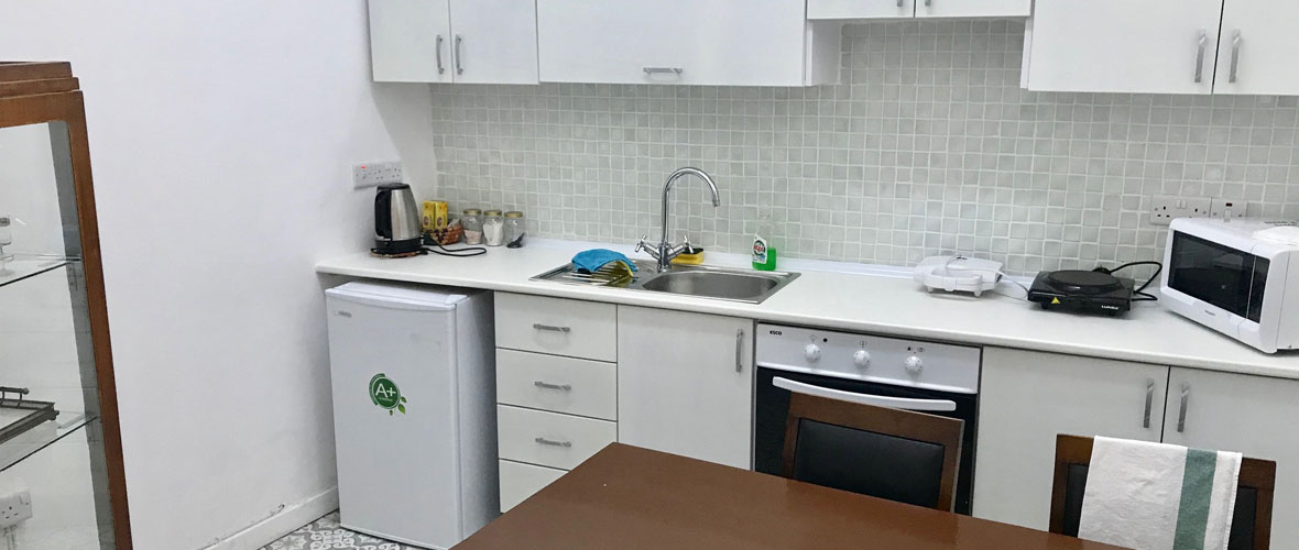 Fully equipped kitchen and dining area